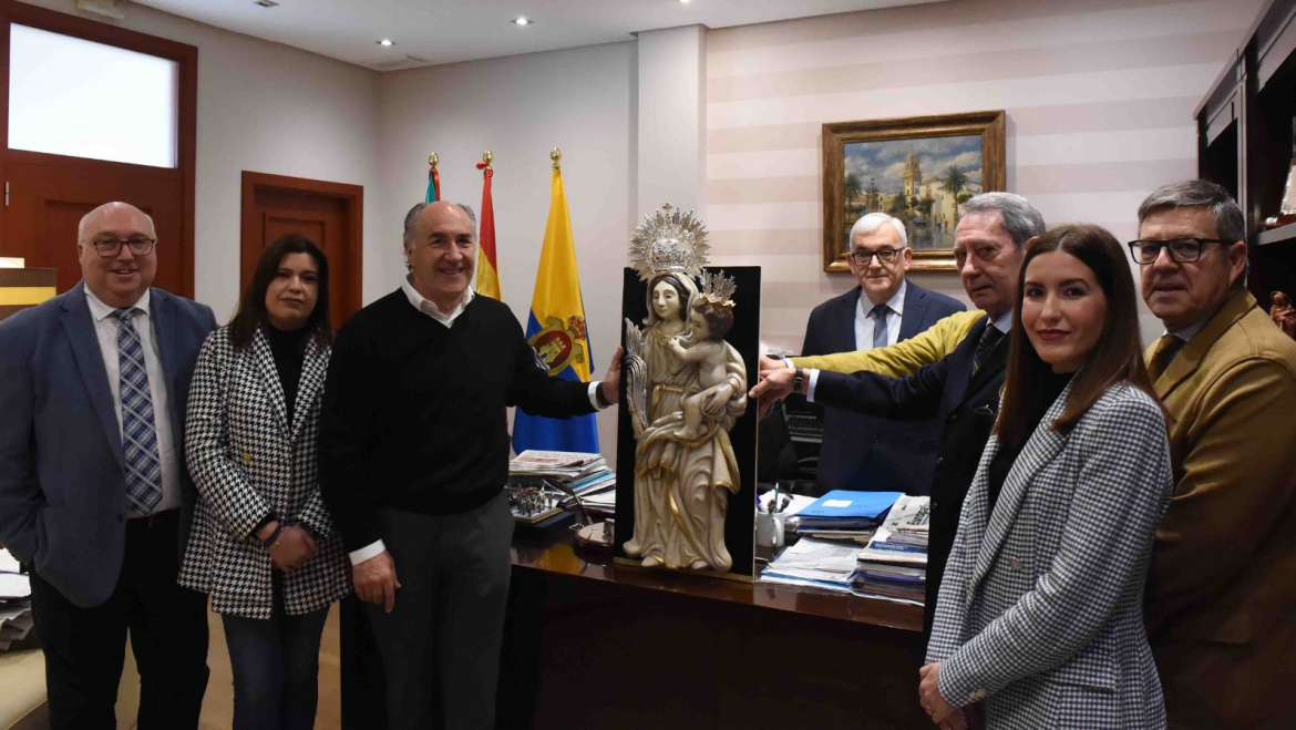 Landaluce presenta a Santo Entierro la talla que a título personal ha donado para la gloria del palio de la Virgen de la Soledad