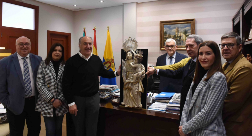 Landaluce presenta a Santo Entierro la talla que a título personal ha donado para la gloria del palio de la Virgen de la Soledad