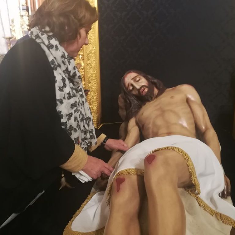 Vestidora con Cristo Yacente